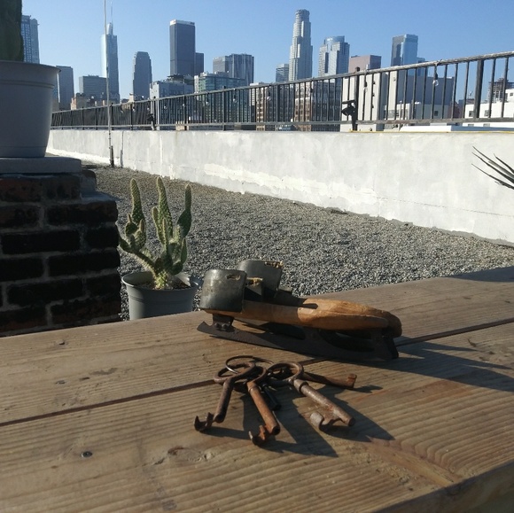 HOST PICK Victorian era ice skates & antique keys - Picture 2 of 7